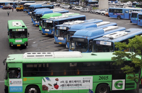 서울의 한 공영차고지에 버스가 주차돼 있다. <연합뉴스>